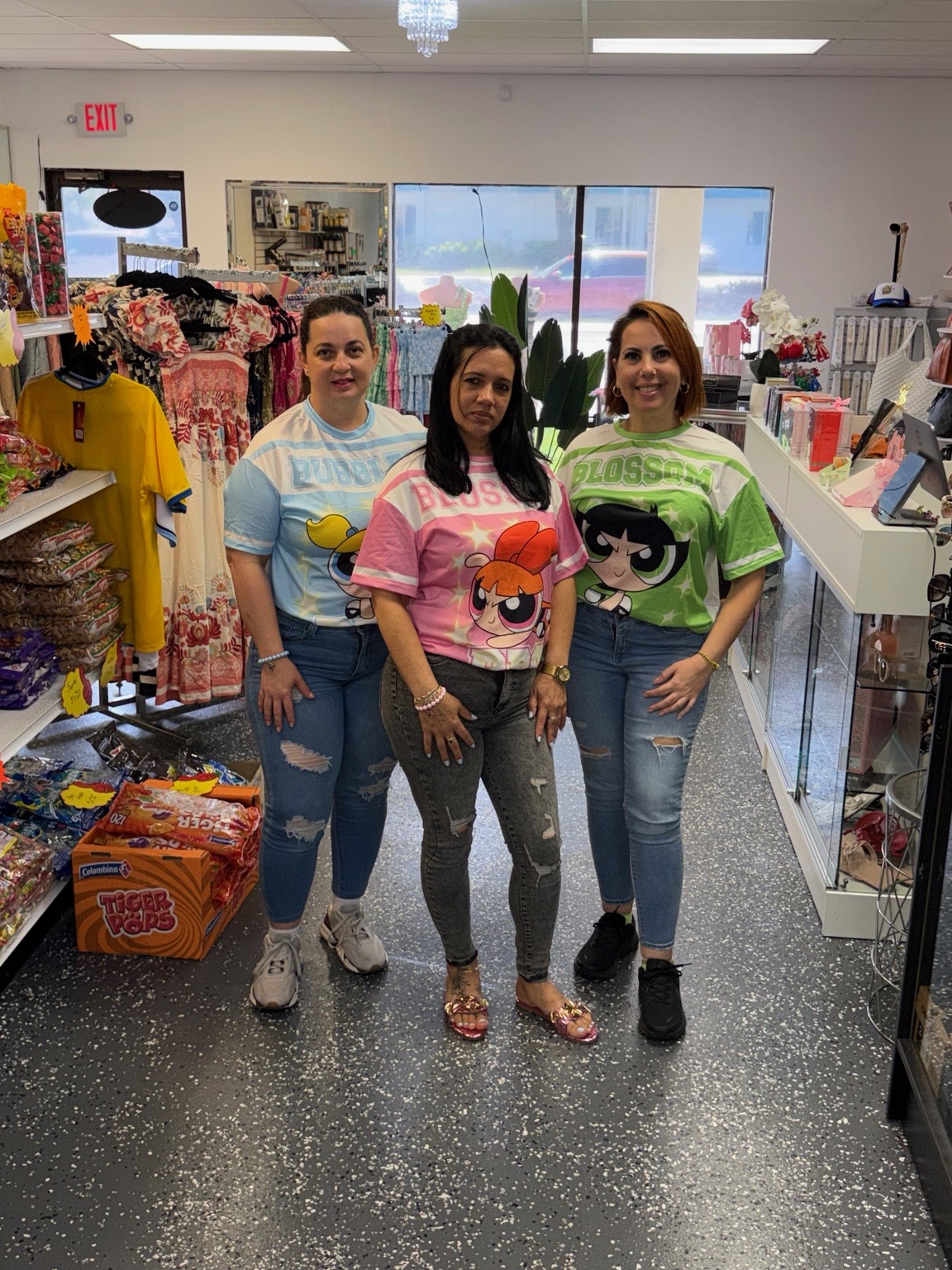 Equipo de Tropical Travel Express en la tienda de Cape Coral